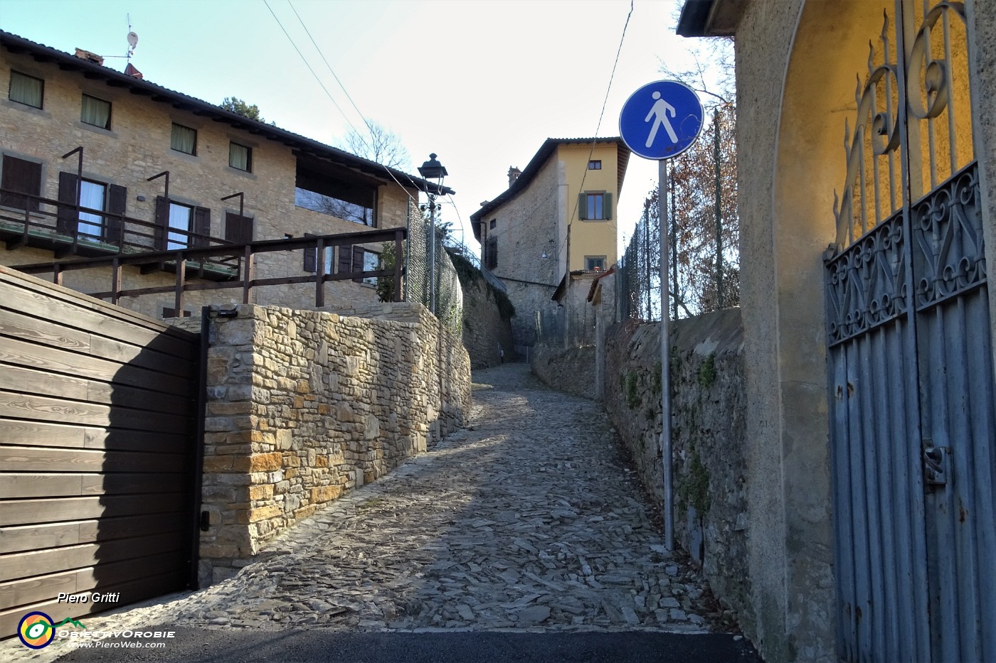 33 Salendo in Via Monte Bastia.JPG